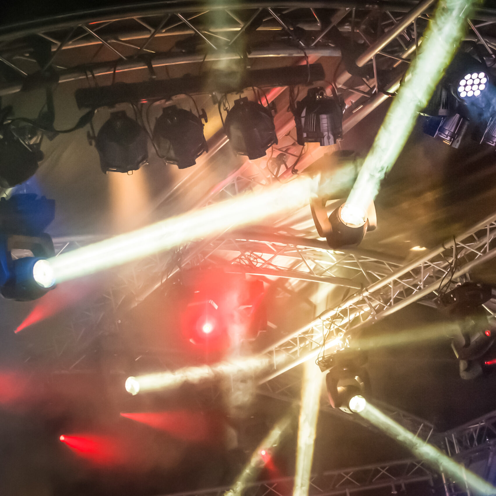 multiple spotlights on a theatre stage lighting rig