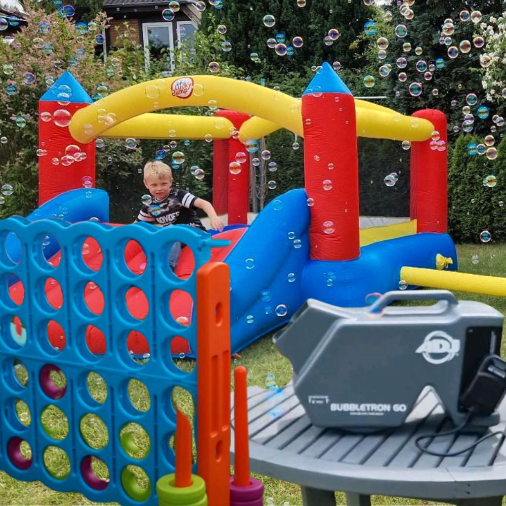 Fetenkidz kleines Outdoor Paket mit Hüpfburg, XXL 4-Gewinnt und Seifenblasenmaschine leihen